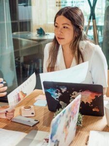 Executive virtual assistant consulting with business owner online
